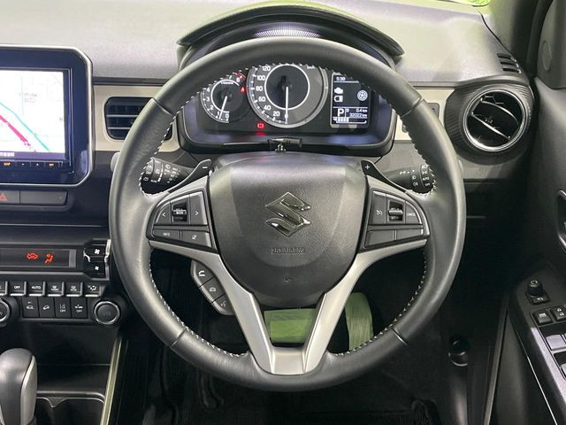 �C���e���A�ɍ��킹���f�U�C���̃X�e�A�����O�́A�^�]�������̂��Ƃ��l���A�^�]���₷���`��A�傫���ł��B�����x�A���ۂɐG���Ă��m���߂��������B