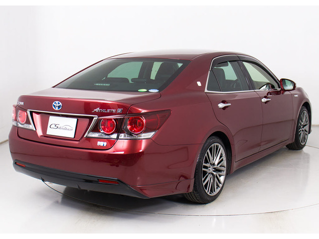 個性的なリアビューで御座います。精悍な佇まいは高級車ならではです。