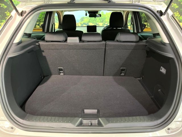 ���i�̂���������ʋ΁A���}���ɏ\���ȉ׎��X�y�[�X���m�ۂ��Ă���܂��B�Z�J���h�V�[�g��|���ƁA�傫�ȉו��̐ύڂ��\�ł���