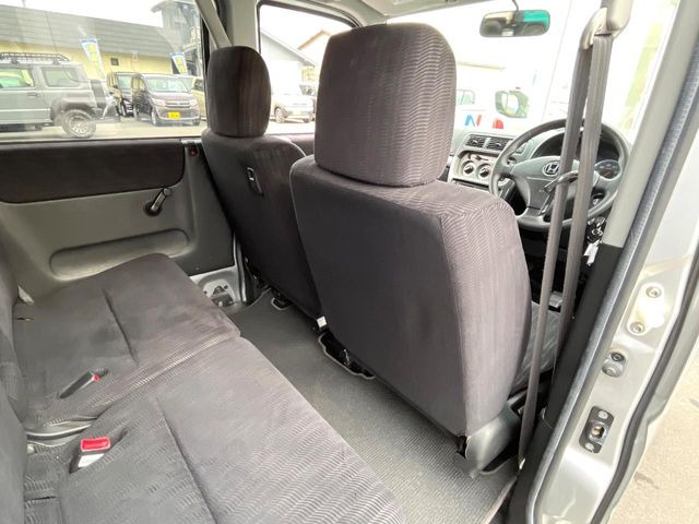 後部座席も気になるようなキズ・汚れやへたり等、大きなダメージはなく、良好な状態です。