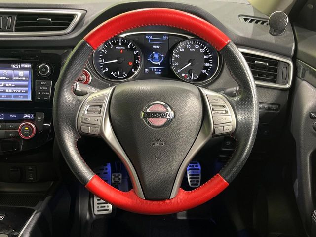 �C���e���A�ɍ��킹���f�U�C���̃X�e�A�����O�́A�^�]�������̂��Ƃ��l���A�^�]���₷���`��A�傫���ł��B�����x�A���ۂɐG���Ă��m���߂��������B