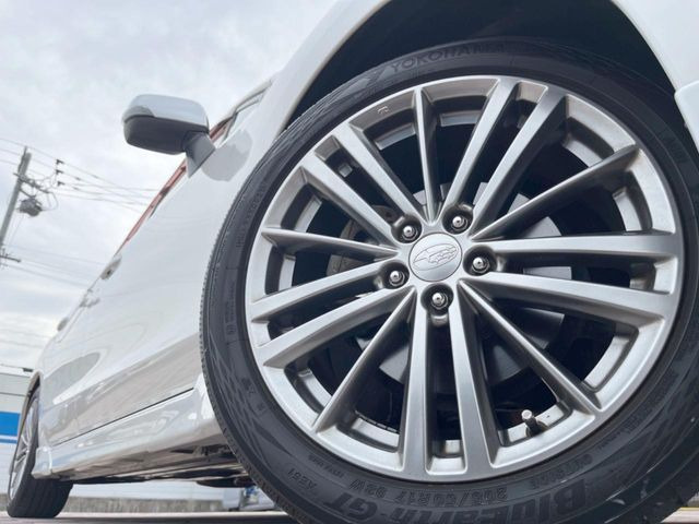 �y����17�C���`�A���~�z�C�[���z�O�ςɃ}�b�`���������A���~�z�C�[���𑕒����Ă���܂��B�e��ЊO�A���~�z�C�[����A�X�^�b�h���X�^�C�����戵�����Ă���܂��B���񂲑��k����������