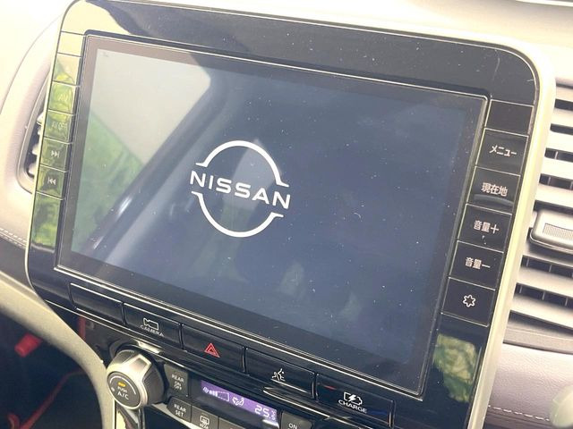 【純正ナビ】人気の純正ナビを装備しております。ナビの使いやすさはもちろん、オーディオ機能も充実!キャンプや旅行はもちろん、通勤や買い物など普段のドライブも楽しくなるはず♪