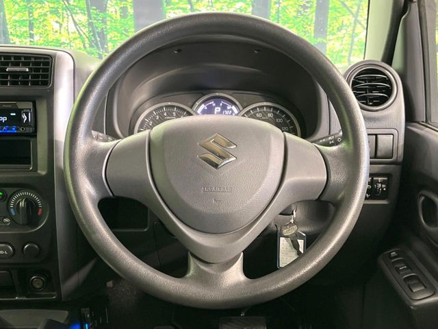 �C���e���A�ɍ��킹���f�U�C���̃X�e�A�����O�́A�^�]�������̂��Ƃ��l���A�^�]���₷���`��A�傫���ł��B�����x�A���ۂɐG���Ă��m���߂��������B