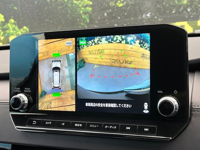 【マルチテレインモニター】車のフロントやサイドのカメラ画像を同時にモニター表示することで、悪路や狭い道を走行時でも周囲の状況確認ができ安心!本格SUVにうれしい装備です♪