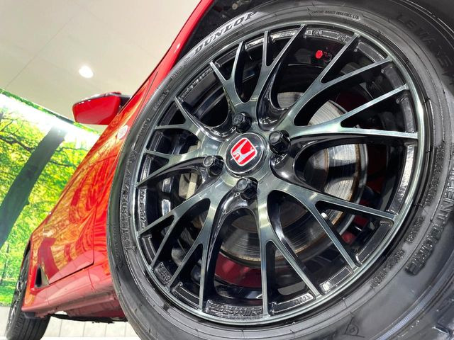 �O�ςɃ}�b�`�����A���~�z�C�[���𑕒����Ă���܂��B�e��A���~�z�C�[����A�X�^�b�h���X�^�C�����戵�����Ă���܂��B���񂲑��k����������