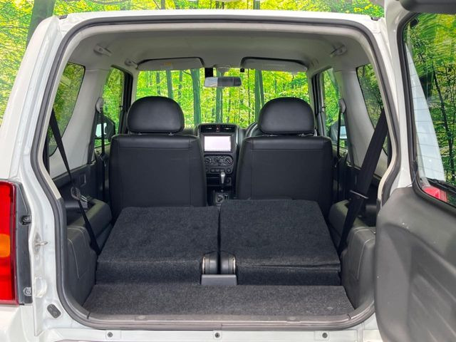 ���i�̂���������ʋ΁A���}���ɏ\���ȉ׎��X�y�[�X���m�ۂ��Ă���܂��B�Z�J���h�V�[�g��|���ƁA�傫�ȉו��̐ύڂ��\�ł���