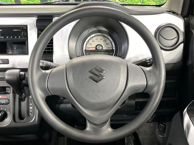�C���e���A�ɍ��킹���f�U�C���̃X�e�A�����O�́A�^�]�������̂��Ƃ��l���A�^�]���₷���`��A�傫���ł��B�����x�A���ۂɐG���Ă��m���߂��������B
