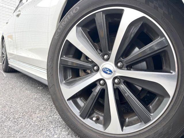 【純正アルミホイール】外観にマッチした純正アルミホイールを装着しております。各種社外アルミホイールや、スタッドレスタイヤも取扱いしております。是非ご相談ください♪