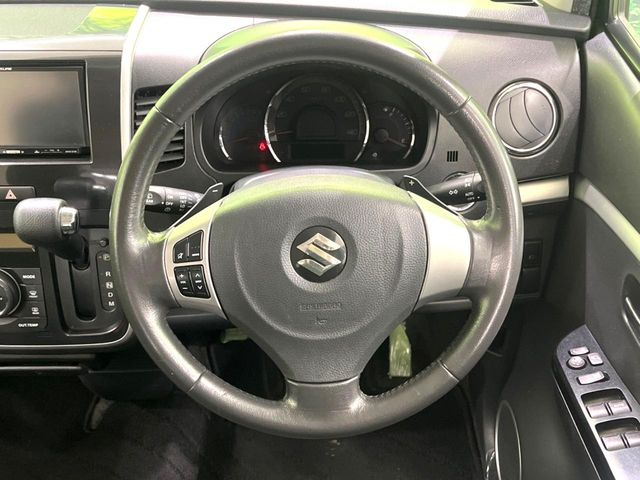 �C���e���A�ɍ��킹���f�U�C���̃X�e�A�����O�́A�^�]�������̂��Ƃ��l���A�^�]���₷���`��A�傫���ł��B�����x�A���ۂɐG���Ă��m���߂��������B