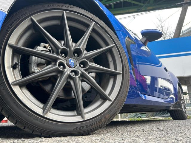 �y����18�C���`�A���~�z�C�[���z�O�ςɃ}�b�`���������A���~�z�C�[���𑕒����Ă���܂��B�e��ЊO�A���~�z�C�[����A�X�^�b�h���X�^�C�����戵�����Ă���܂��B���񂲑��k����������