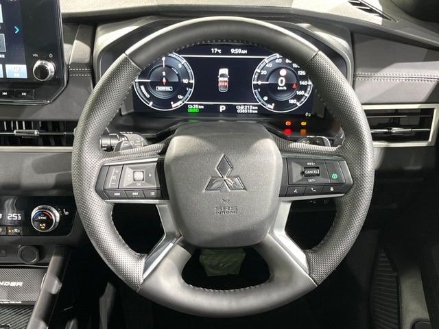 【パドルシフト】ハンドルから手を離さずに素早くシフトアップ&ダウンができるので、エンジンブレーキを使う下り坂や高速道路の合流で加速したい場面で役立ちます。