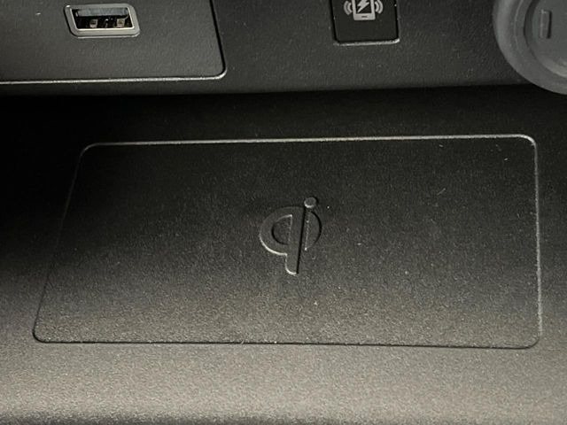 【ワイヤレス充電】車のワイヤレス充電は、スマートフォンを充電パッドに置くだけで簡単に充電できる便利な機能です。ケーブルが不要なので車内がすっきりし、運転中でも安全に使えます。