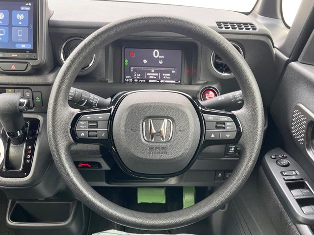 �C���e���A�ɍ��킹���f�U�C���̃X�e�A�����O�́A�^�]�������̂��Ƃ��l���A�^�]���₷���`��A�傫���ł��B�����x�A���ۂɐG���Ă��m���߂��������B