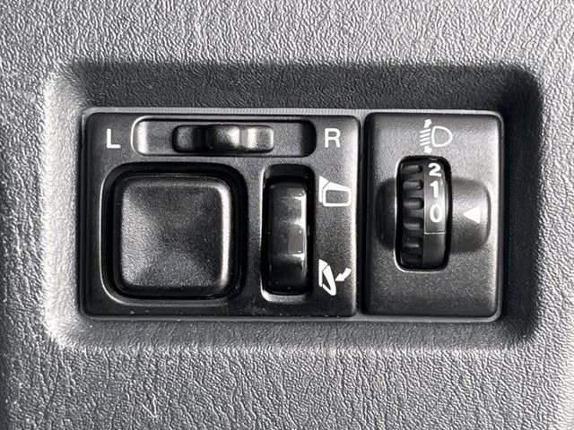 �y�d���i�[�~���[�z�T�C�h�~���[�͓d���i�[���ƂȂ��Ă���A�������ԏ�ł��L�Y�������X�N��}�����܂��B