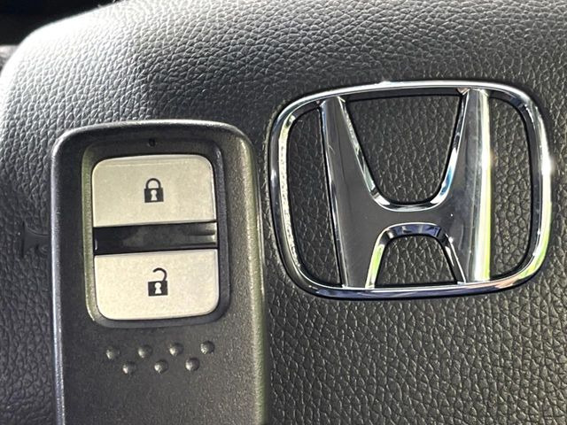 �yHonda�X�}�[�g�L�[�z�J�o����|�P�b�g�ɓ��ꂽ�܂܂ł��h�A�̎{���E�������\�ȃX�}�[�g�L�[�𑕔��B�G���W���̃I���E�I�t�����J�M�����o���K�v����������Ƃ��Ă��֗��ł���