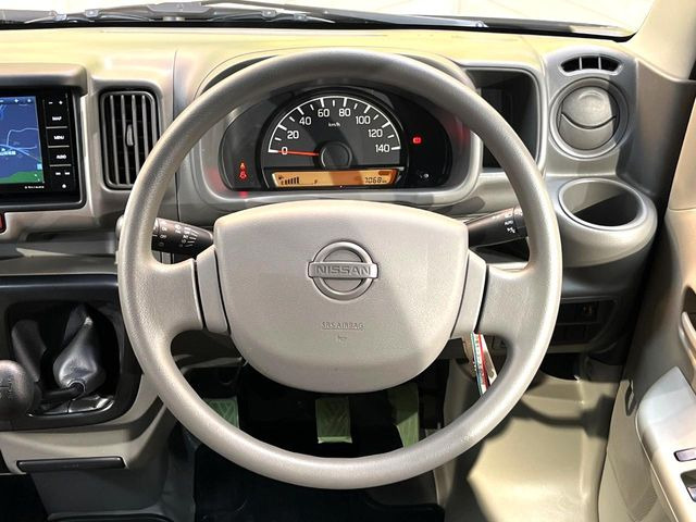 �C���e���A�ɍ��킹���f�U�C���̃X�e�A�����O�́A�^�]�������̂��Ƃ��l���A�^�]���₷���`��A�傫���ł��B�����x�A���ۂɐG���Ă��m���߂��������B