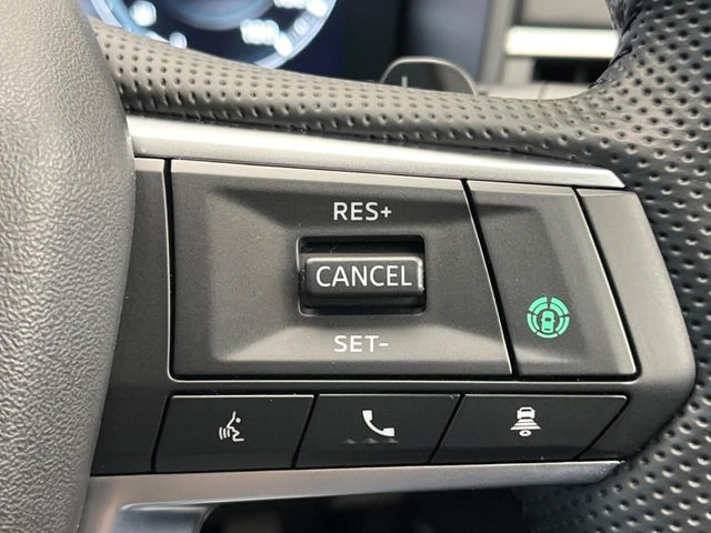 【三菱e-Assist】走行中に前方の車両等を認識し、衝突しそうな時は警報とブレーキで衝突回避と被害軽減をアシスト。より安全にドライブをお楽しみいただけます。