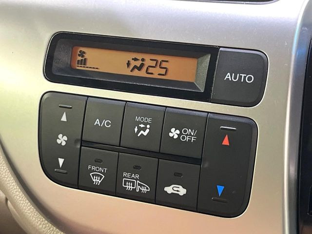 【オートエアコン】一度お好みの温度に設定すれば、車内の温度を検知し風量や温度を自動で調整。暑い&hellip;寒い&hellip;と何度もスイッチ操作をする必要はありません。快適な車内空間には必須の機能ですね♪