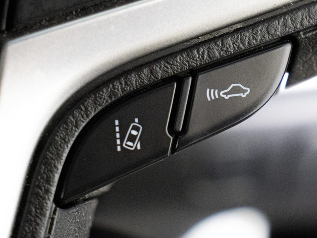 衝突回避支援型プリクラッシュセーフティシステム 前方に出現した障害物に対し警報を発し、ドライバーに警告。同時にブレーキアシストにより衝突回避と速度を軽減します。