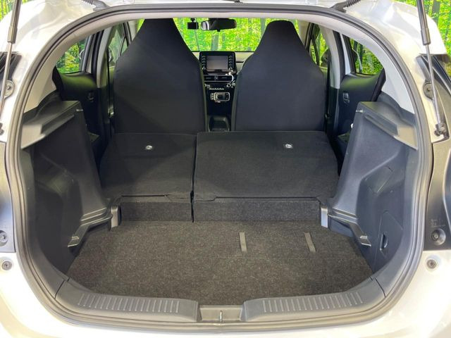 ���i�̂���������ʋ΁A���}���ɏ\���ȉ׎��X�y�[�X���m�ۂ��Ă���܂��B�Z�J���h�V�[�g��|���ƁA�傫�ȉו��̐ύڂ��\�ł���