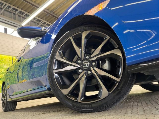 �y����18�C���`�A���~�z�C�[���z�O�ςɃ}�b�`���������A���~�z�C�[���𑕒����Ă���܂��B�e��ЊO�A���~�z�C�[����A�X�^�b�h���X�^�C�����戵�����Ă���܂��B���񂲑��k����������