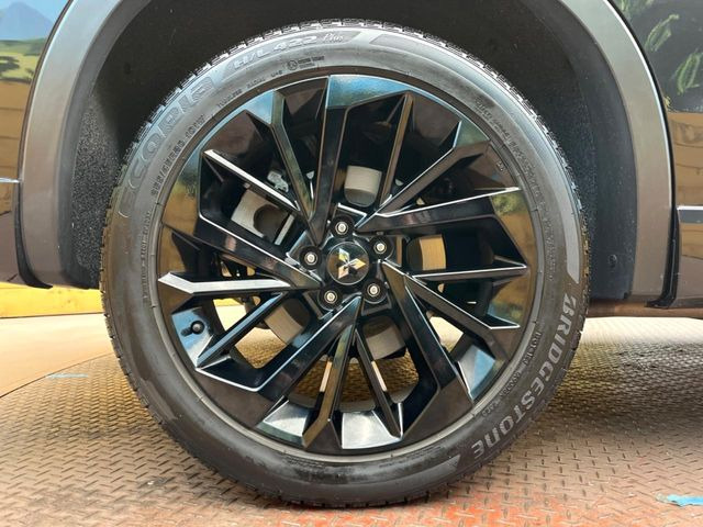 【グレード専用純正○○インチアルミホイール】デザイン性の高い純正アルミホイールを装着しております。各種社外アルミホイールや、スタッドレスタイヤも取扱いしております。是非ご相談ください♪