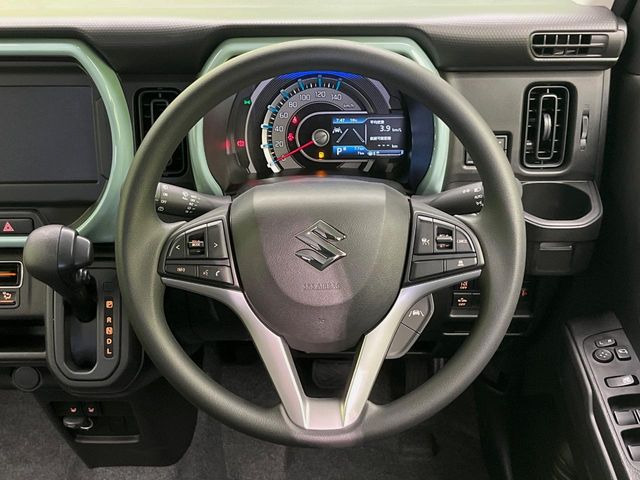 �C���e���A�ɍ��킹���f�U�C���̃X�e�A�����O�́A�^�]�������̂��Ƃ��l���A�^�]���₷���`��A�傫���ł��B�����x�A���ۂɐG���Ă��m���߂��������B