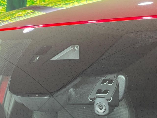 【スマートブレーキサポート】走行中に前方の車両等を認識し、衝突しそうな時は警報とブレーキで衝突回避と被害軽減をアシスト。より安全にドライブをお楽しみいただけます。