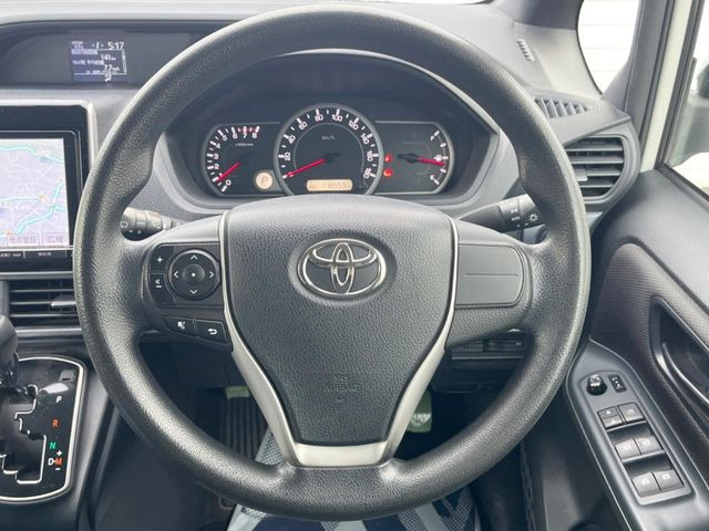 �C���e���A�ɍ��킹���f�U�C���̃X�e�A�����O�́A�^�]�������̂��Ƃ��l���A�^�]���₷���`��A�傫���ł��B�����x�A���ۂɐG���Ă��m���߂��������B