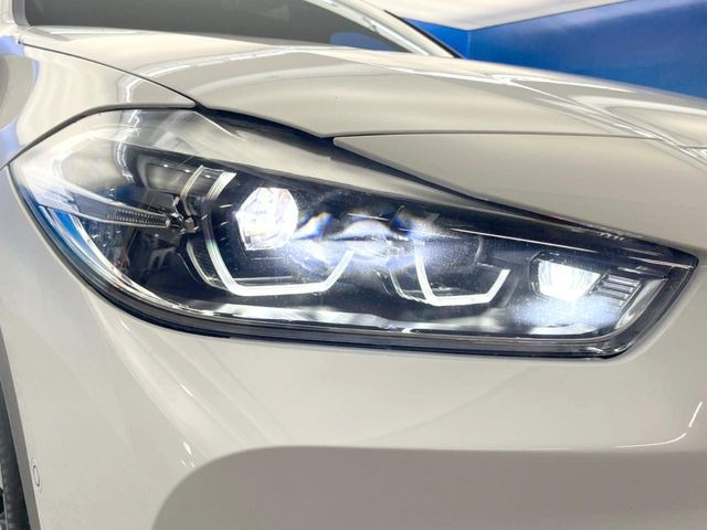 ●LEDヘッドライト:夜間走行時も良好な視界を確保し安心して運転できる高輝度LEDヘッドライトを装備!点灯速度が早く、消費電力も抑えられています。