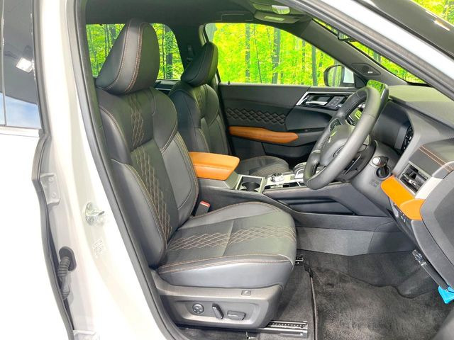 【ハーフレザーシート】高級感と座り心地を両立した人気のシート♪背面・座面のファブリック素材は、通気性の良さや滑りにくさに優れています。気温や服装に左右されず快適にお乗りいただけます。