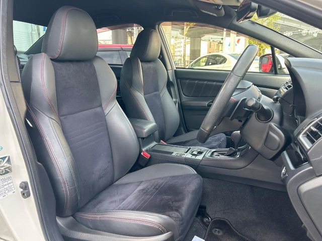 【ハーフレザーシート】高級感と座り心地を両立した人気のシート♪背面・座面のファブリック素材は、通気性の良さや滑りにくさに優れています。気温や服装に左右されず快適にお乗りいただけます。