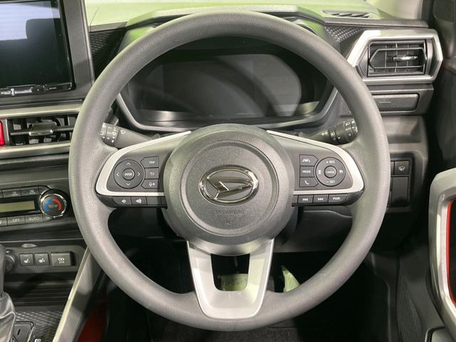 インテリアに合わせたデザインのステアリングは、運転される方のことも考え、運転しやすい形状、大きさです。是非一度、実際に触ってお確かめください。