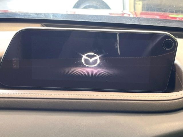 【8.8インチマツダコネクト】車内の雰囲気にマッチした大型のディスプレイ。スマホ接続でのナビ使用やBluetooth再生等、様々な機能が楽しめます。直感的なダイヤル操作が可能で、使い勝手も良好です。