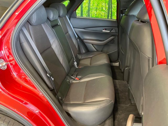 後部座席も気になるようなキズ・汚れやへたり等、大きなダメージはなく、良好な状態です。