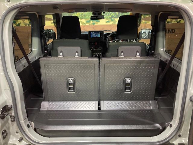 普段のお買い物や通勤、送迎等に十分な荷室スペースを確保しております。セカンドシートを倒すと、大きな荷物の積載も可能です♪