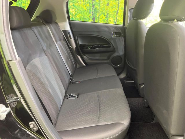 後部座席も気になるようなキズ・汚れやへたり等、大きなダメージはなく、良好な状態です。