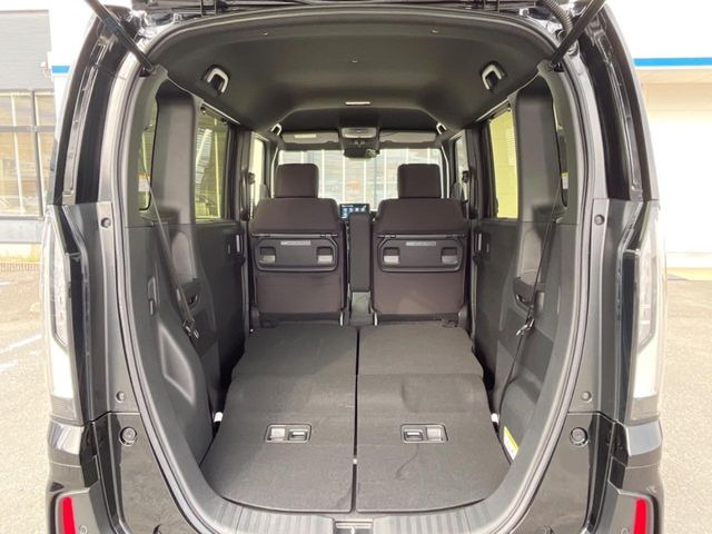 ���i�̂���������ʋ΁A���}���ɏ\���ȉ׎��X�y�[�X���m�ۂ��Ă���܂��B�Z�J���h�V�[�g��|���ƁA�傫�ȉו��̐ύڂ��\�ł���