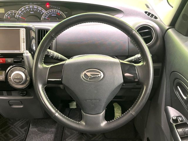 �C���e���A�ɍ��킹���f�U�C���̃X�e�A�����O�́A�^�]�������̂��Ƃ��l���A�^�]���₷���`��A�傫���ł��B�����x�A���ۂɐG���Ă��m���߂��������B