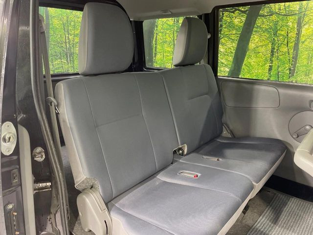 後部座席も気になるようなキズ・汚れやへたり等、大きなダメージはなく、良好な状態です。