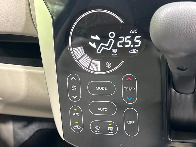 【オートエアコン】一度お好みの温度に設定すれば、車内の温度を検知し風量や温度を自動で調整。暑い&hellip;寒い&hellip;と何度もスイッチ操作をする必要はありません。快適な車内空間には必須の機能ですね♪