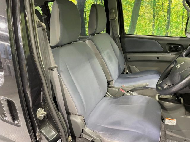 運転席シート廻りは使用感も少なく、良好な状態となっています。丁寧に使われていたことがよくわかりますね。