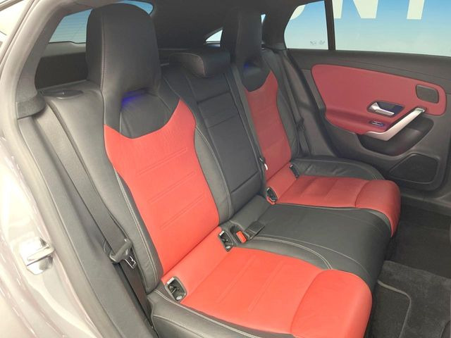 ●後部座席も気になるようなキズ・汚れやへたり等、大きなダメージはなく、良好な状態です。