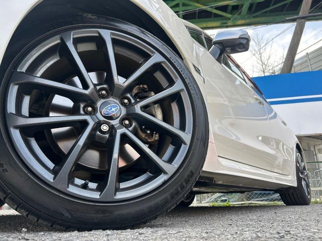 【純正18インチアルミホイール】外観にマッチした純正アルミホイールを装着しております。各種社外アルミホイールや、スタッドレスタイヤも取扱いしております。是非ご相談ください♪