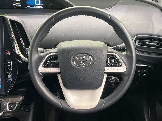 �C���e���A�ɍ��킹���f�U�C���̃X�e�A�����O�́A�^�]�������̂��Ƃ��l���A�^�]���₷���`��A�傫���ł��B�����x�A���ۂɐG���Ă��m���߂��������B