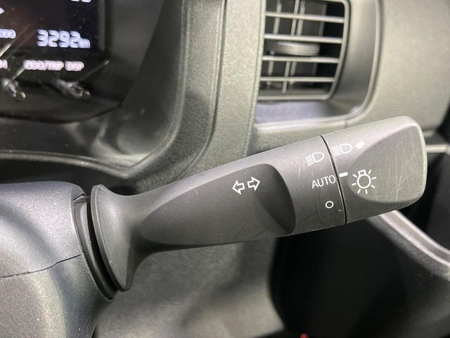 【オートライト】周りの明るさに応じて自動でヘッドライトの点灯・消灯ができる機能です!ライトの付け忘れ・消し忘れなどが無くなり、雨の日や夕方の走行も安心!トンネル通過時も便利ですね♪
