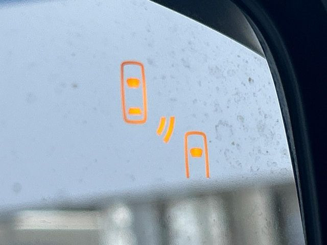 【リヤビークルディティクション】走行中、ドアミラーの死角になりやすい箇所に後続車が接近するとサイドミラー付近に警告を表示、ドライバーに注意喚起と、万一の際はハンドル操作をアシストをします。