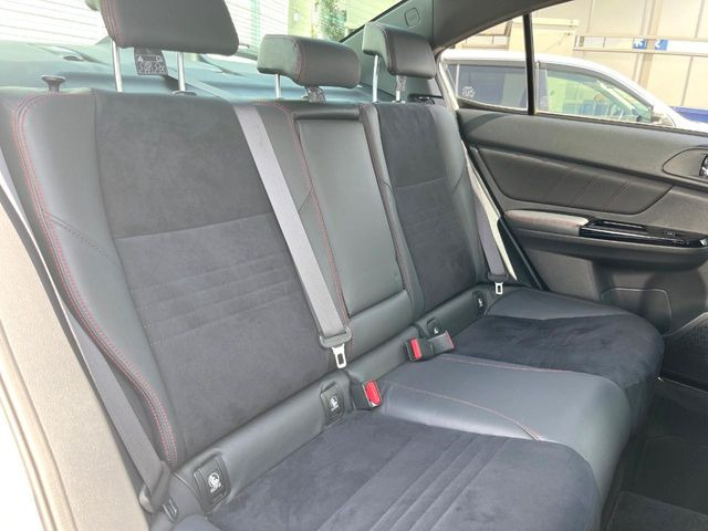 後部座席も気になるようなキズ・汚れやへたり等、大きなダメージはなく、良好な状態です。