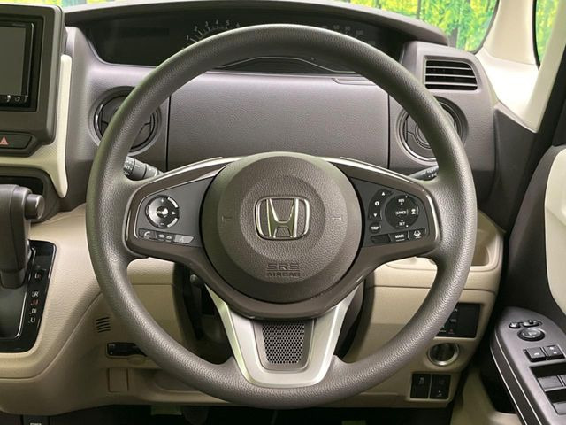 �C���e���A�ɍ��킹���f�U�C���̃X�e�A�����O�́A�^�]�������̂��Ƃ��l���A�^�]���₷���`��A�傫���ł��B�����x�A���ۂɐG���Ă��m���߂��������B